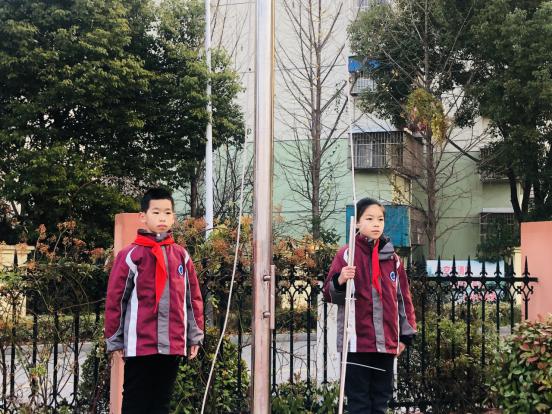 南湾营小学第18周升旗仪式_html_m18431d2e.jpg