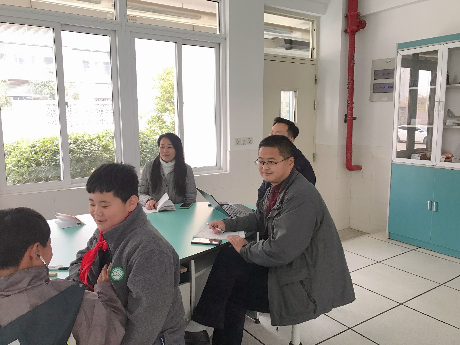 【花港一小】凝心聚力抓教学，专家指导促成长 ——区科学教研员高伟老师莅临我校指导科学教学工作
