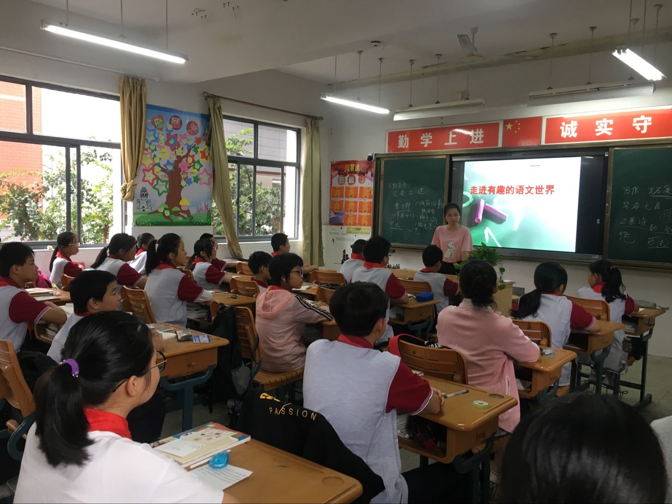 开学第一节课新闻稿_html_m1dd6e561.jpg