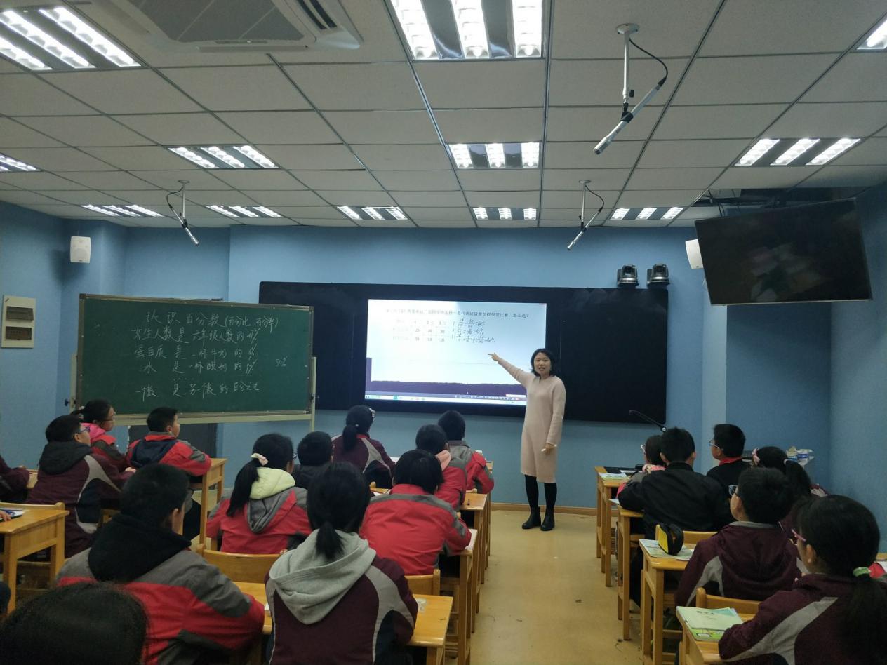 11.27校级数学教研活动报道_html_m483fdc8d.jpg