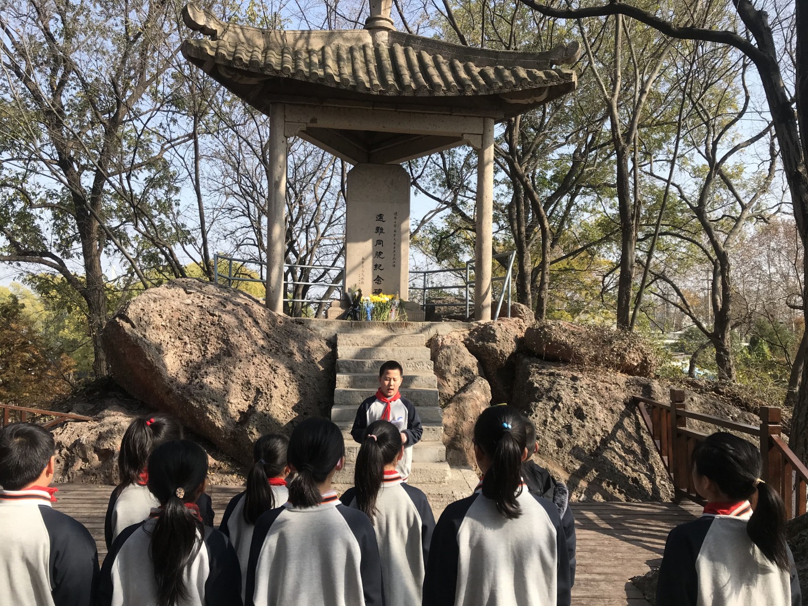 【灵美龙小】不忘历史 不负时代——国家公祭日燕子矶丛葬地悼念仪式主题教育活动