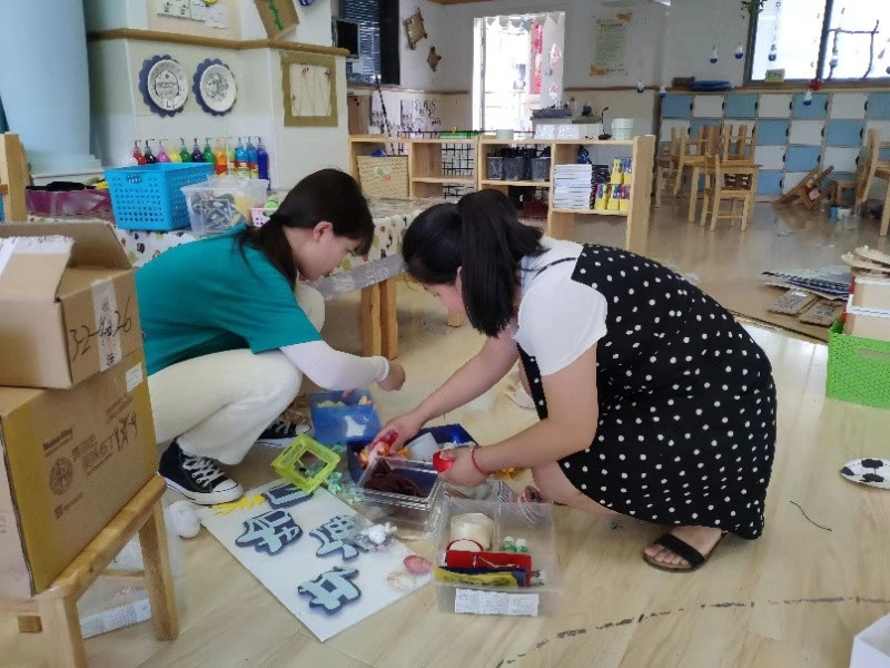 教师整理班级物品