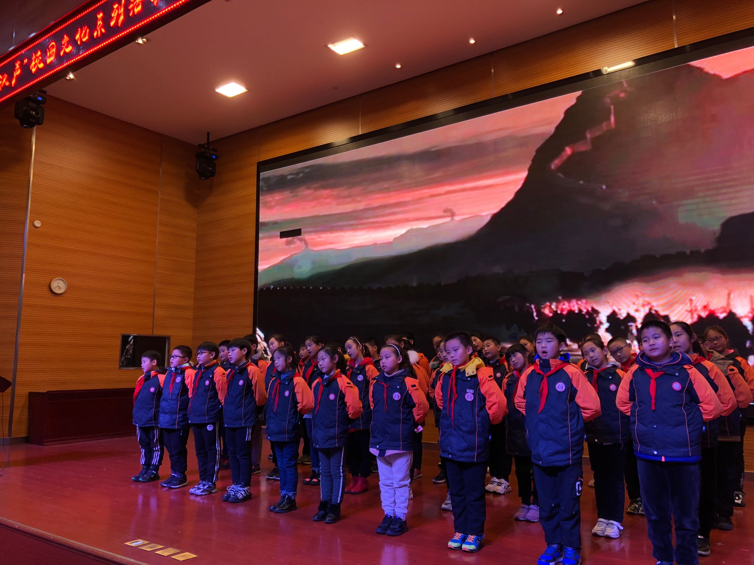 系列活动四年级传统诗词吟诵比赛报道（19.12.25）_html_m3d753300.jpg