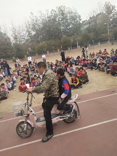讲解交通安全.jpg