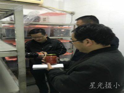 对我校食堂安全卫生进行了专项检查。