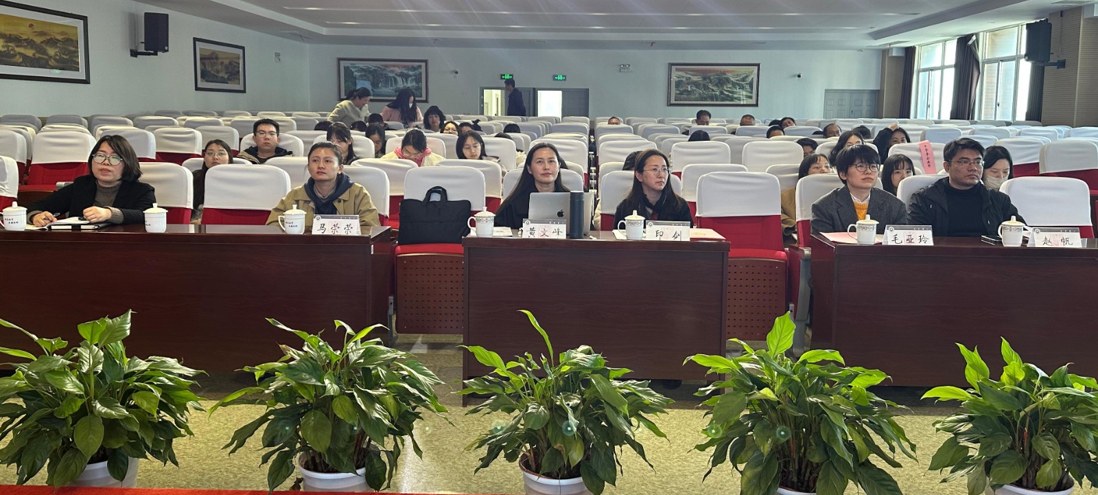 专家合照内场.jpg