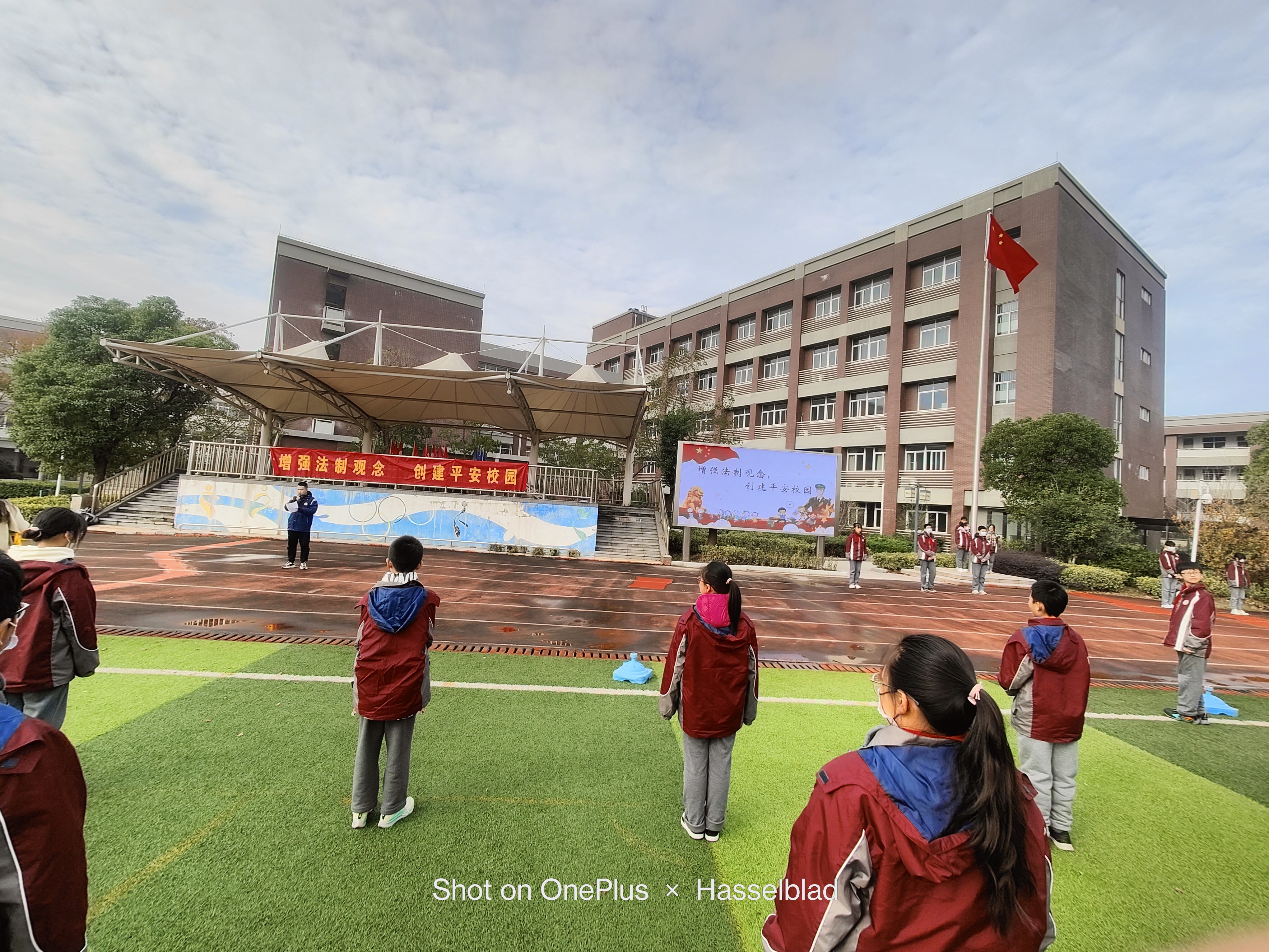 增强法制观念,创建平安校园 升旗仪式新闻稿_html_690895dd.jpg