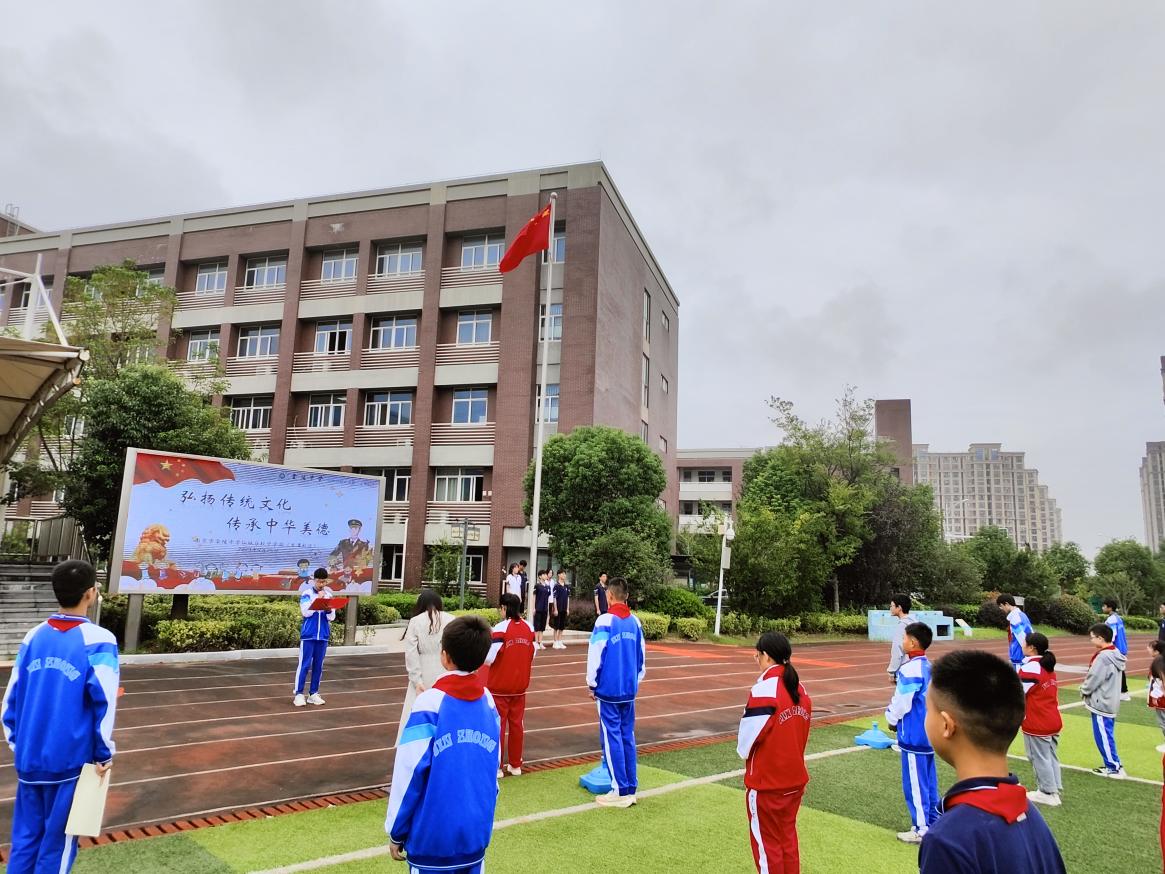 传统文化升旗仪式新闻稿_html_m25453ef6.jpg