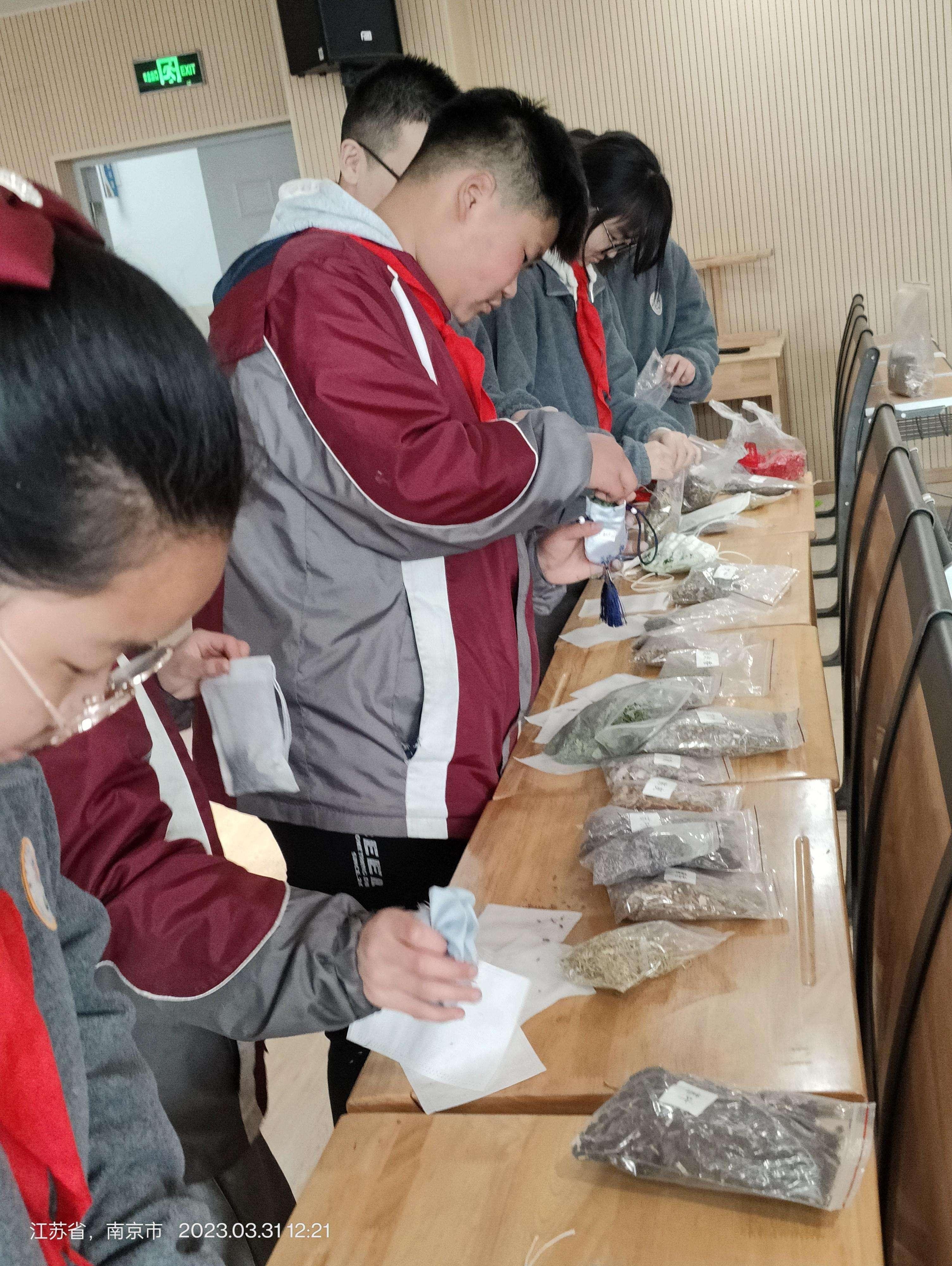 【臻美花中 花样劳动】巧手制香囊 ，药香满校园 ——南京市花园中学开展香囊创作比赛活动_html_m4730ec50.jpg