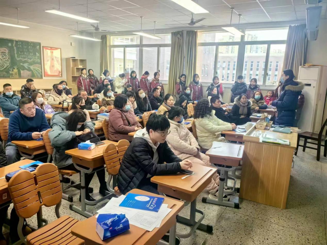 我校召开寒假前家长学校培训会 新闻稿_html_69c8ebb5.jpg