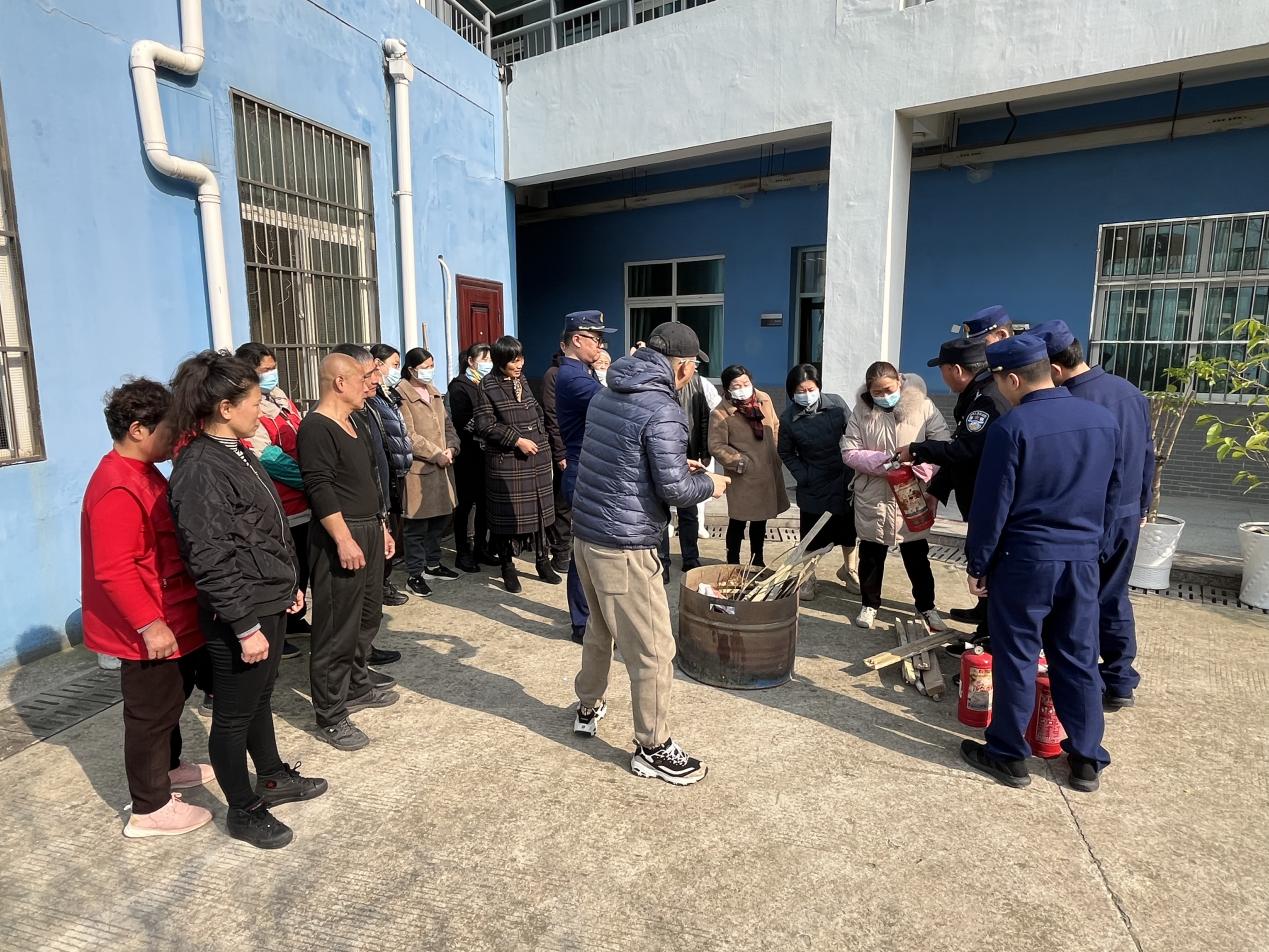 安全第一消防灭火演练_html_45f0b34d.jpg