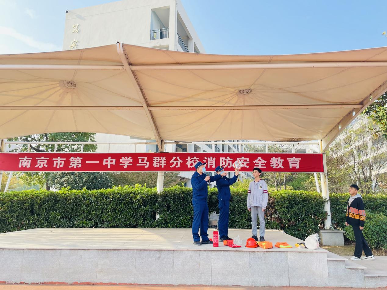 安全第一消防演练_html_m9794a1d.jpg