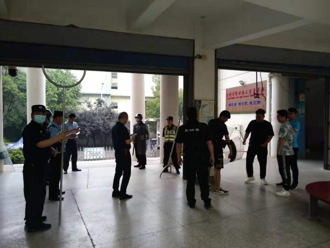 南京一中马群分校开展防入侵安全演练活动(1)_html_m3e4d4586.jpg