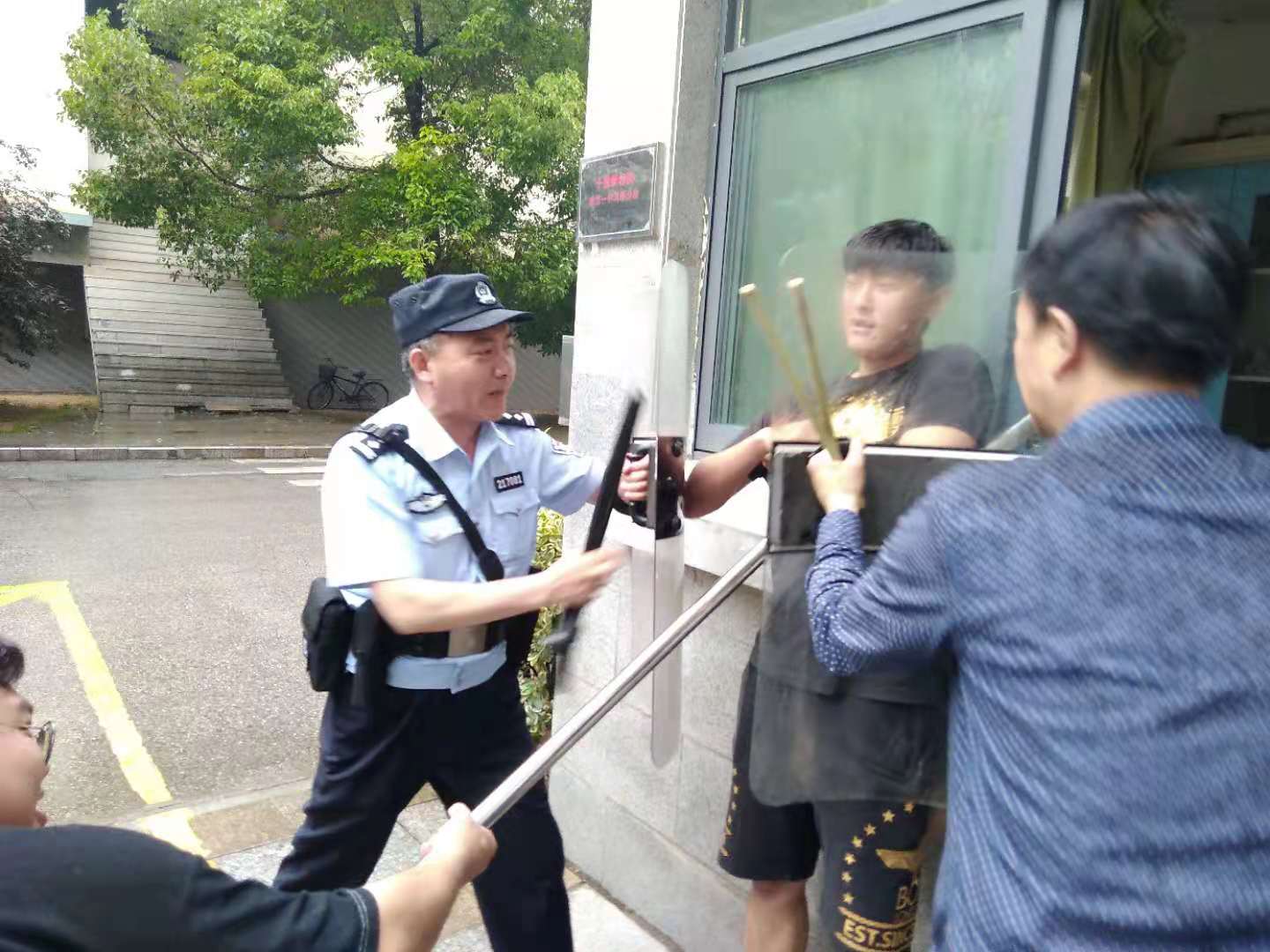南京一中马群分校开展防入侵安全演练活动(1)_html_6a148866.jpg