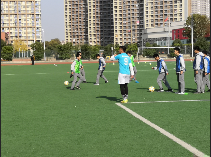 南京一中马群分校足球【市级公开课】---教师王卞鸿皓_html_m2e452110.png
