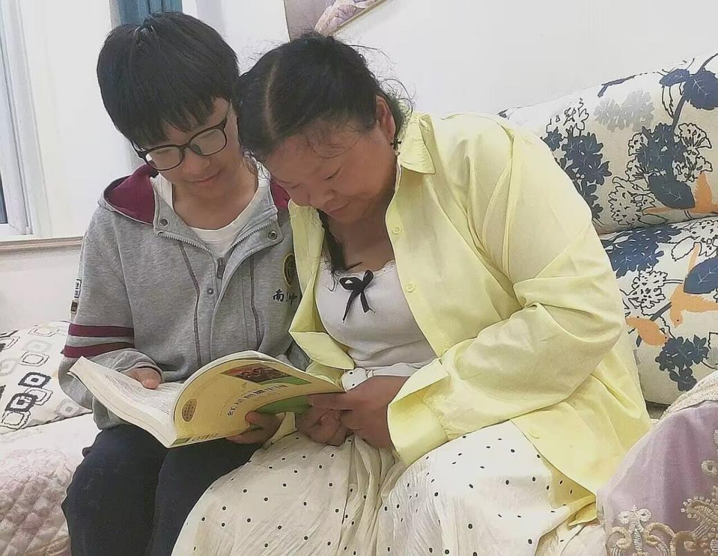 2.3【报道】书香浸润心灵，共读点亮亲情，南京市第一中学思益学校开展家长共读活动_html_m1c20f5bf.jpg