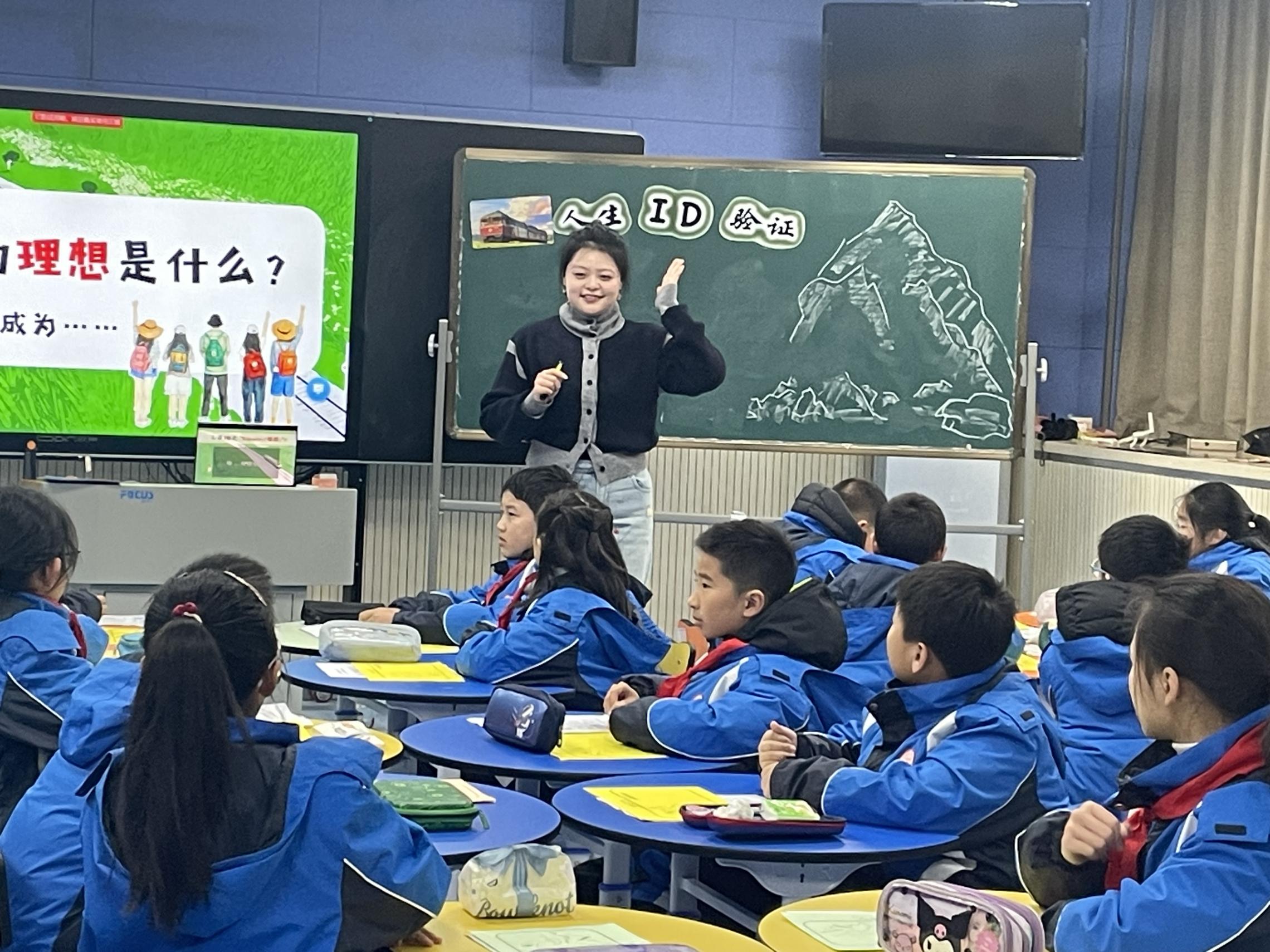 20241227班会赛课绽芳华 润物无声助成长_html_69aec244.jpg