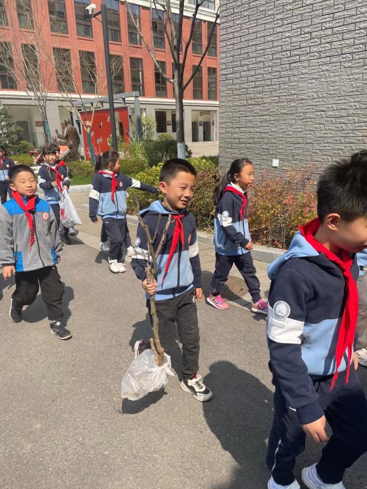春风送暖意 忙种添新绿_html_68fc9246.jpg