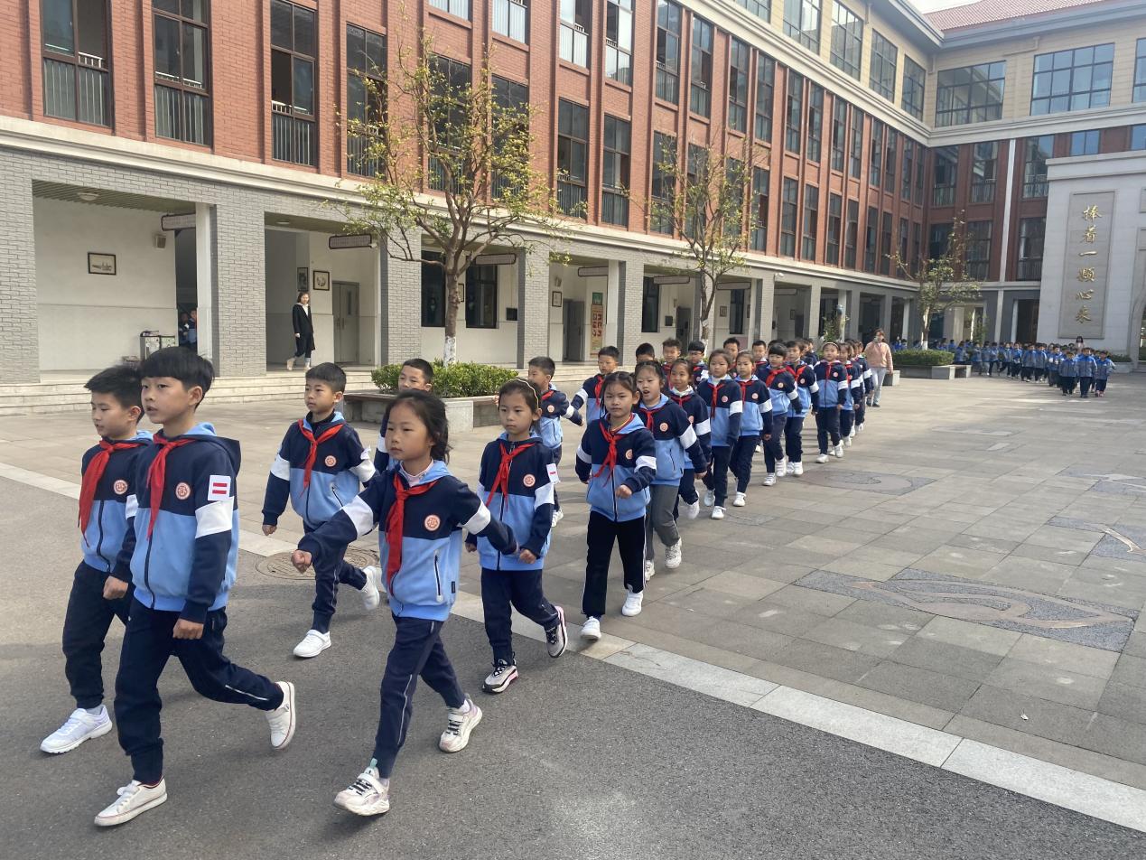 跑操比赛新闻稿_html_m79b93140.jpg