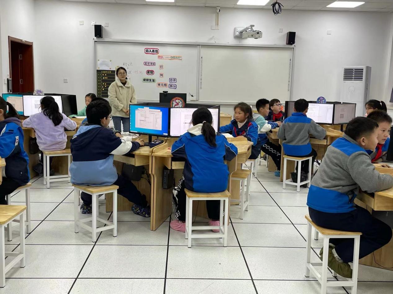 聚焦生活力课堂 发展计算思维——记南京市晓庄小学科技组校本研修活动_html_25f10f23.jpg