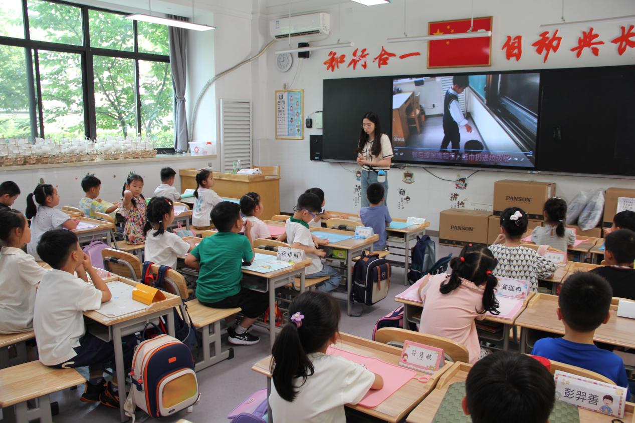 新生入学教育活动新闻_html_m3ca56597.jpg