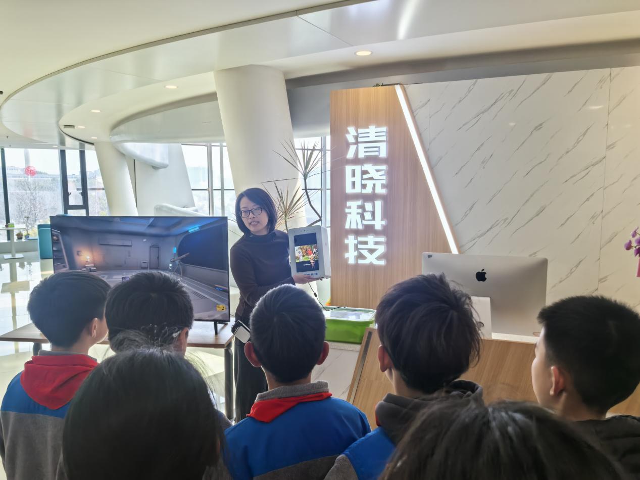 20250324“”走进清晓科技 探秘数字未来”新闻稿_html_443bc679.jpg