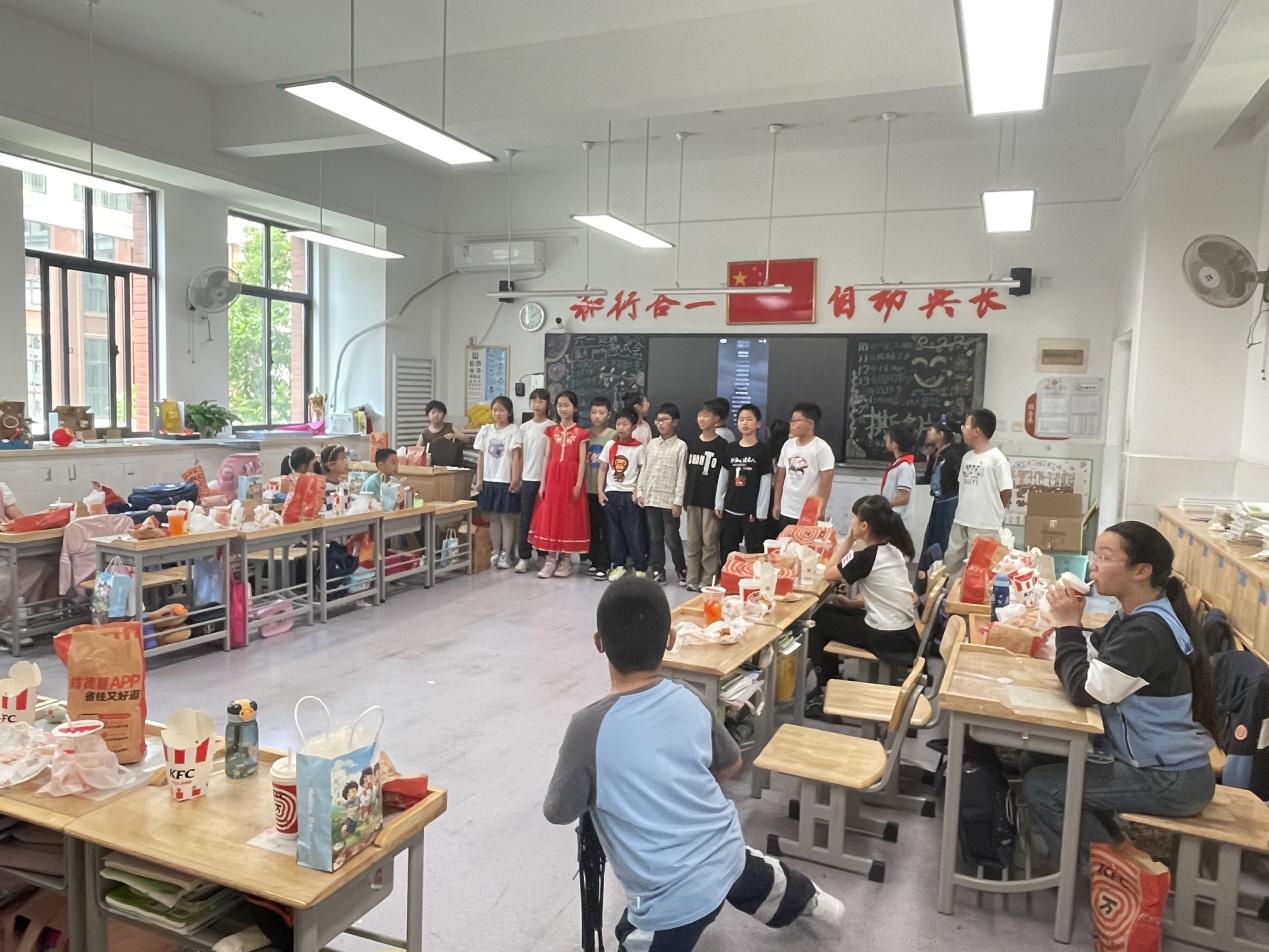20240602我和导师过六一_html_41d6c8ab.jpg
