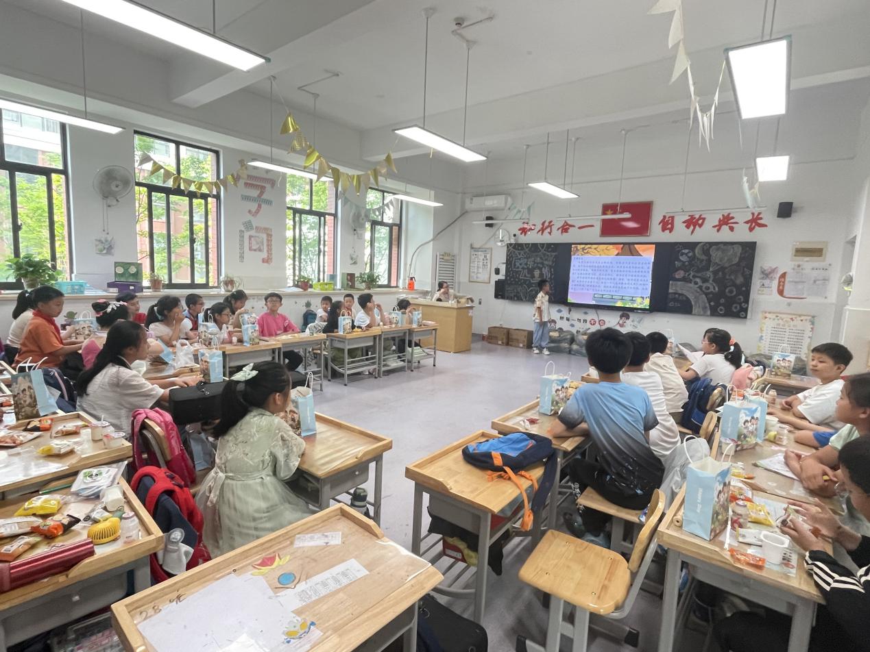 20240602我和导师过六一_html_m4a76ab93.jpg