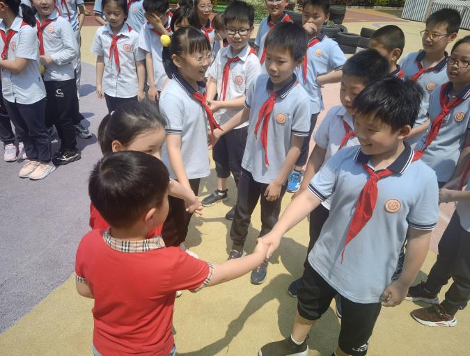 小小先生手手相牵   心心相印步步向前——记入燕子矶幼儿园交流活动_html_77422a31.jpg