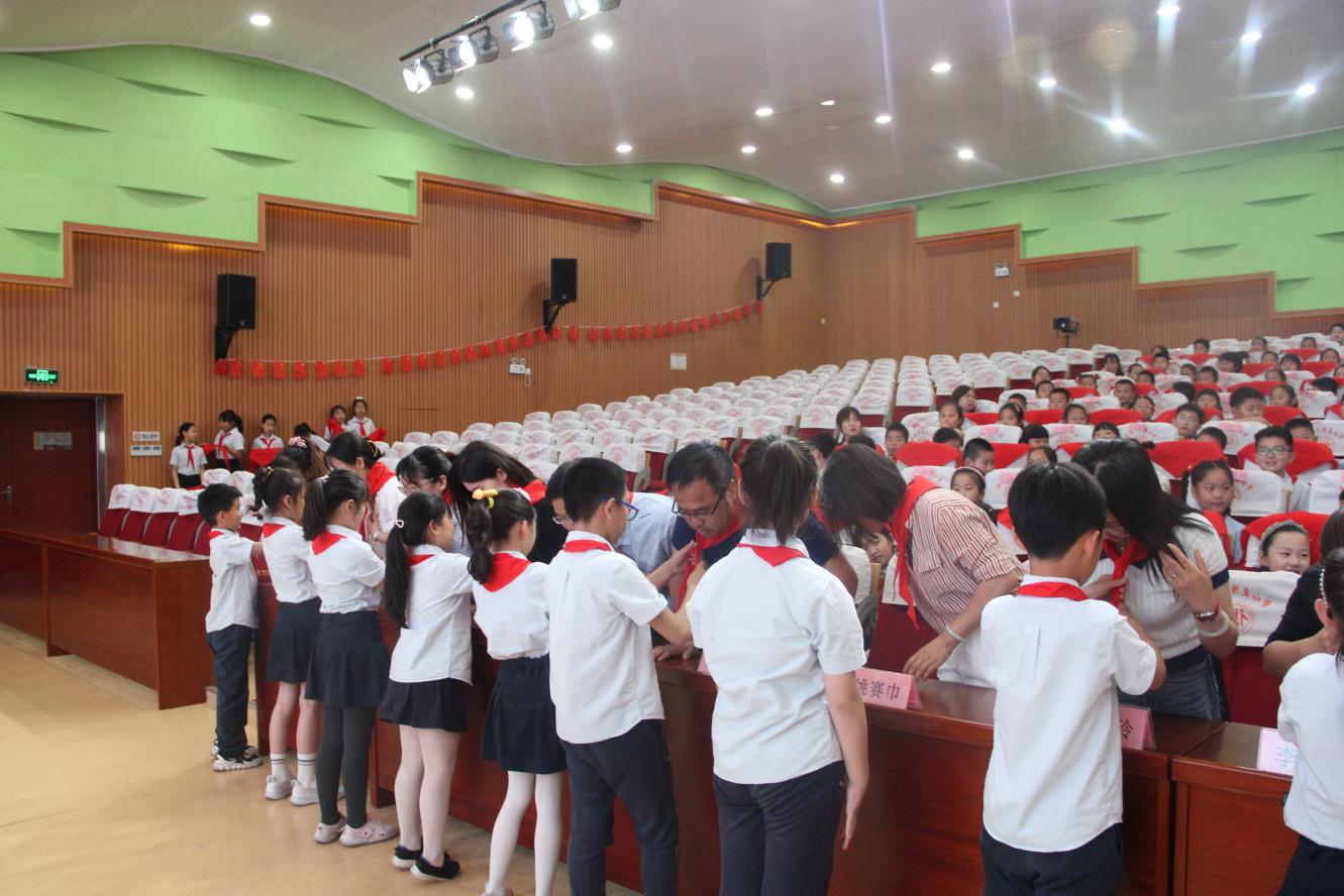 入队仪式新闻稿(1)_html_5eff3782.jpg