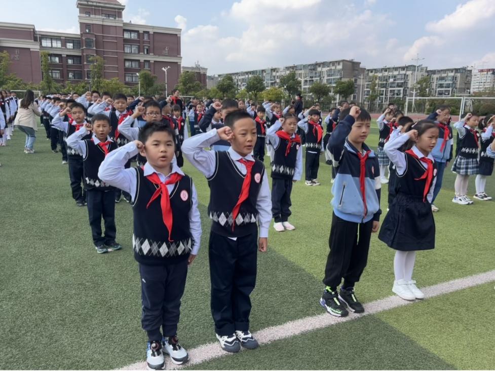 入队仪式新闻稿(1)_html_a2ff25e.jpg