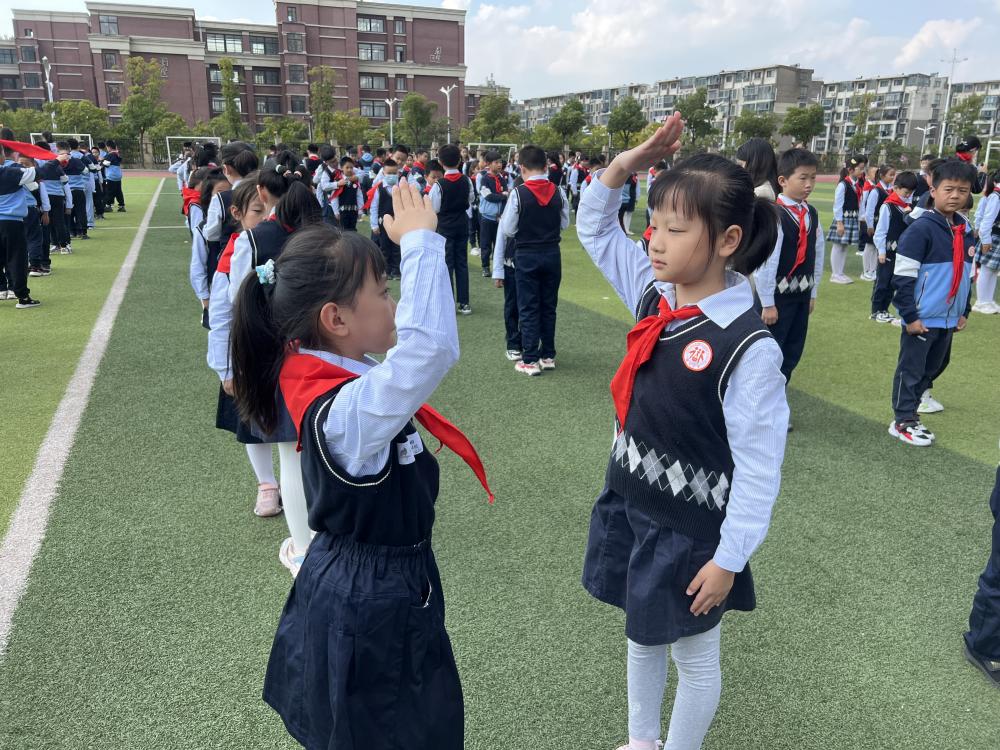 入队仪式新闻稿(1)_html_m565356b1.jpg