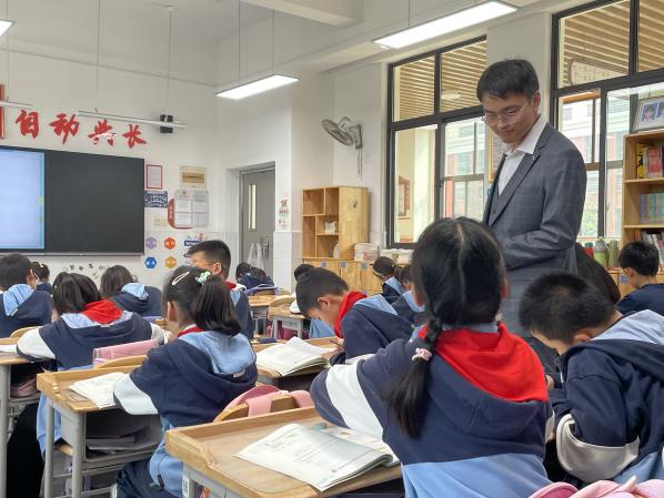 “自动课堂”下“小先生制”评价标准的思考与实践(1)_html_19f4b4bf.jpg