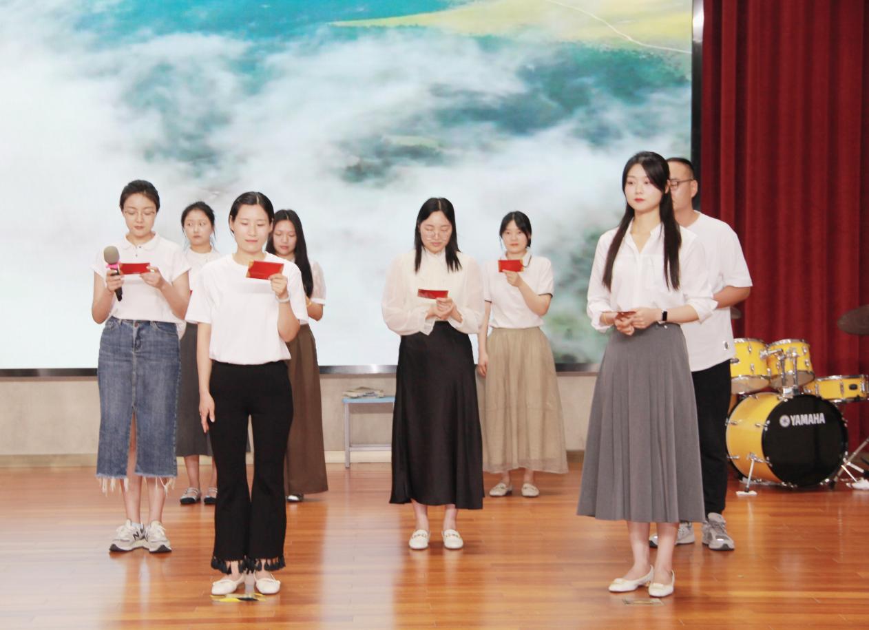 2025.6.29 六年级毕业典礼_html_m183147f6.jpg
