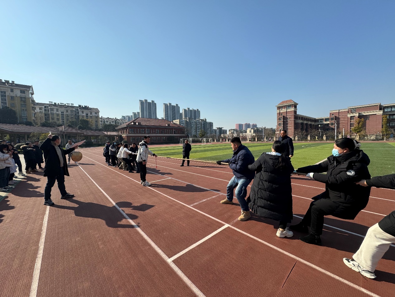 教职工趣味运动会活动报道_html_6aa660c7.jpg
