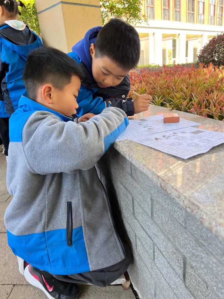 “棋”思妙想 同游数学街——晓庄小学第二届数学节活动新闻稿_html_6dd7da8.jpg