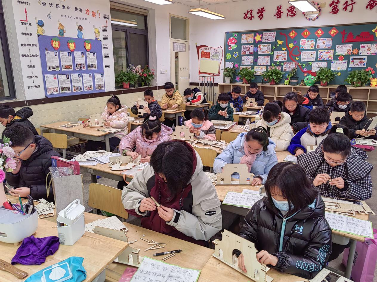 20240124晓小陶娃 搭建最强-记第三十届江苏省青少年科技模型大赛南京选拔赛之创意模型搭建赛顺利进行(1)_html_58061ada.jpg