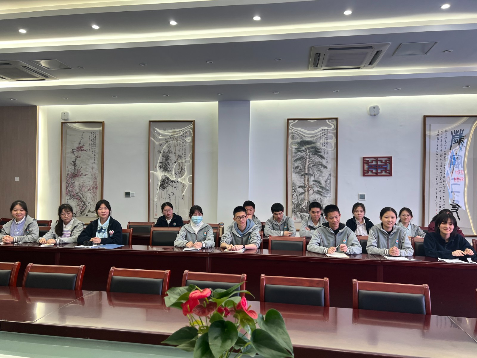 决赛 所有选手认真观赛.jpg