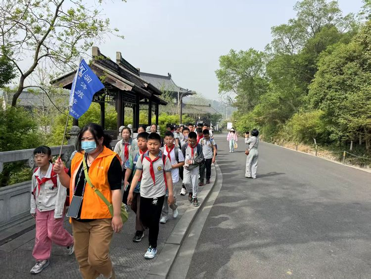 4.9“探春寻韵，共赴自然与文化的盛宴”——记靖安小学春季社会实践活动_html_m34343fa5.jpg