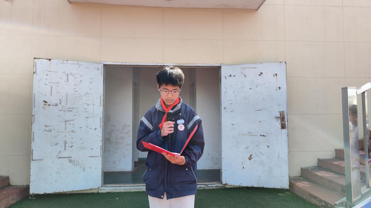 4.8升旗仪式报道_html_11f55773.jpg