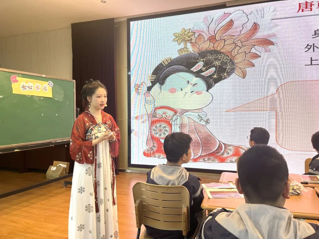 【融进教学】用国潮点亮传统 让创意绽放课堂——栖霞区中学美术教研活动在我校顺利开展_html_m7b58b9c2.jpg
