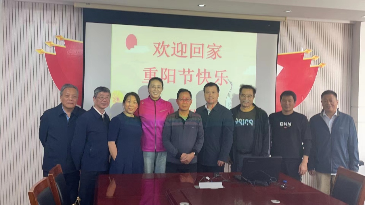 10.11【融创工会】岁月染芳华 温情暖重阳——实初尧化重阳节致敬退休教师活动_html_m76b8a47.jpg