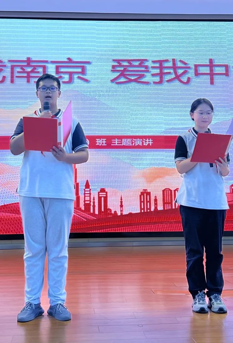 10.16【融创德育】知我南京  爱我中华——栖霞区实验初级中学诗朗诵与演讲比赛_html_635cc1ba.jpg