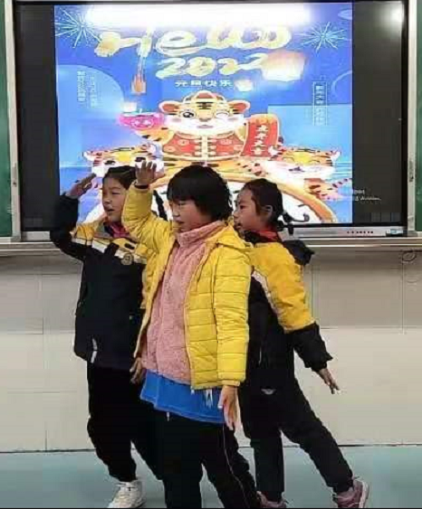 二4班迎新文艺汇演_html_77a662bb.png