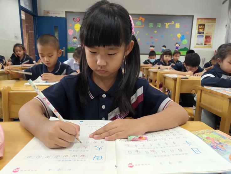 “我上学啦”一（2）班班级新闻稿_html_4d44ccbe.jpg