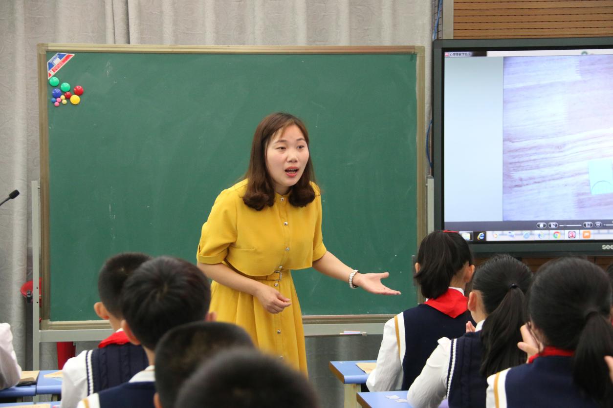 《中国教师报》发表我校“数学教学案”研究成果_html_565d279d.jpg