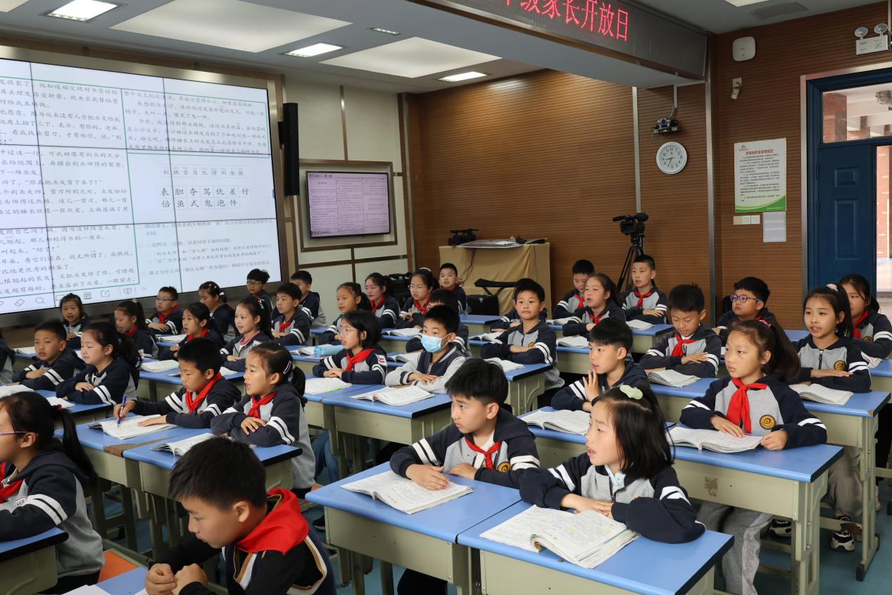 新闻稿家长开放日_html_m34ee8f0a.jpg