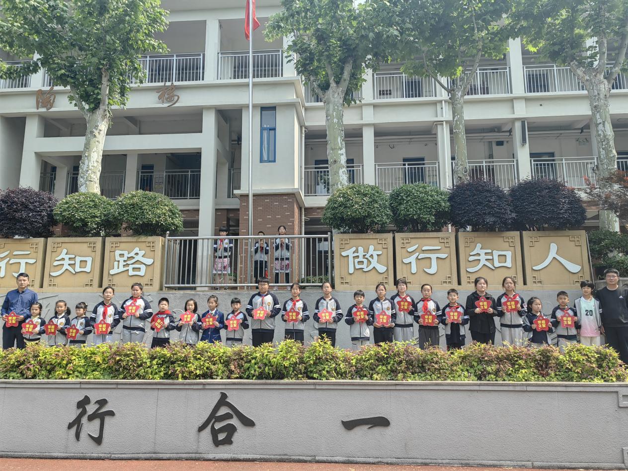 【升旗仪式】0506_html_m12e349b6.jpg