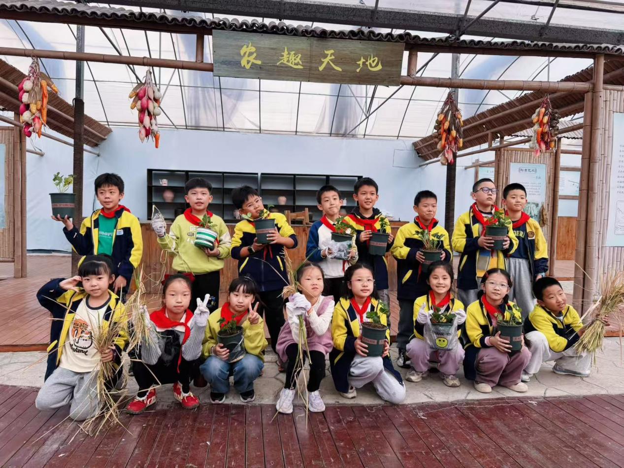 赴一场田园之约，做快乐小农夫——晓院附小三（2）班农耕体验活动2025.10(1)_html_m4cebec3a.jpg