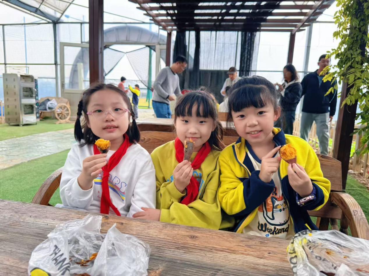 赴一场田园之约，做快乐小农夫——晓院附小三（2）班农耕体验活动2025.10(1)_html_565dcf73.jpg